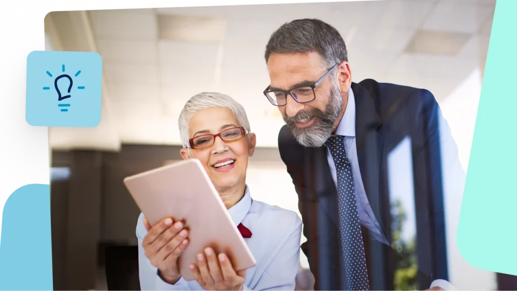 Pareja consulta información corporativa de la empresa en una tableta.