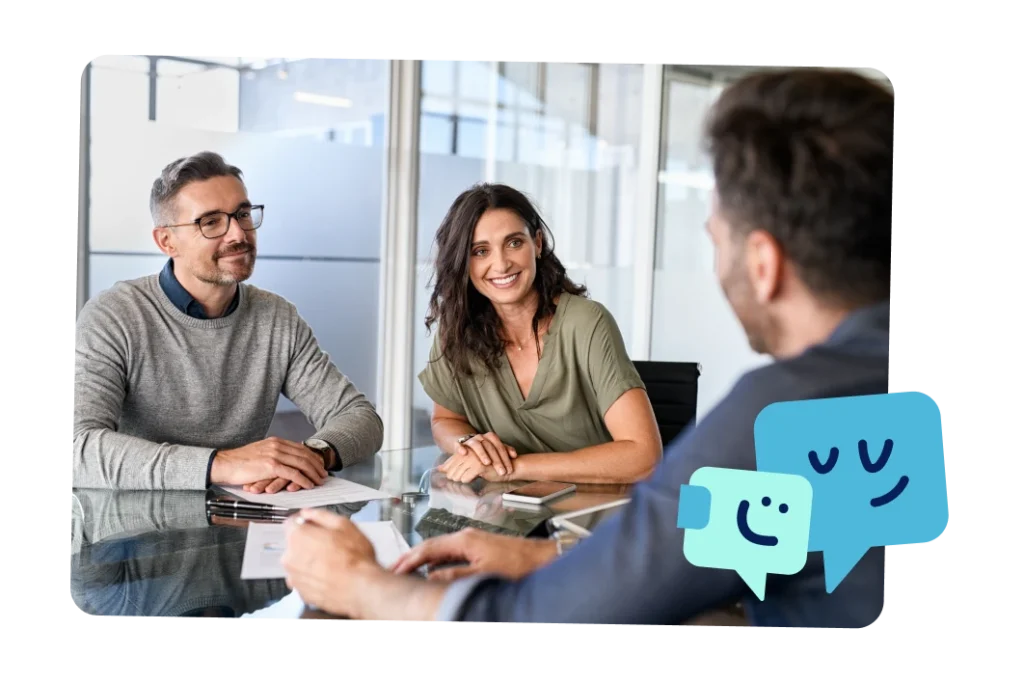 Pareja consulta con un intermediario la transferencia de su crédito hipotecario.
